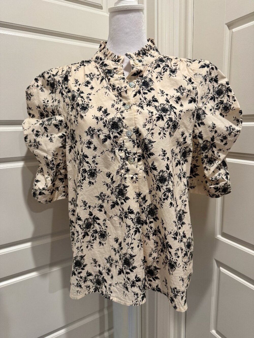 entro Puff Sleeve Floral Blouse Sz. Large